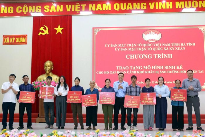 Lãnh đạo xã Kỳ Xuân trao biểu trưng mô hình sinh kế cho các hộ nghèo, hộ có hoàn cảnh khó khăn.
