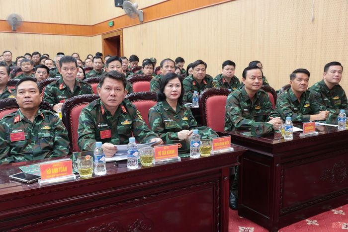 Đại diện Quân khu 5 và các đồng chí Ủy viên BTV Tỉnh ủy dự khai mạc ở điểm cầu Hà Tĩnh.