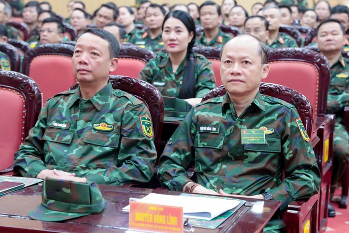 Đồng chí Nguyễn Hồng Lĩnh - Phó Bí thư Thường trực Tỉnh ủy, Chủ tịch HĐND tỉnh, Phó Trưởng ban Chỉ đạo diễn tập khu vực phòng thủ tỉnh và đồng chí Phan Thiên Định - Phó Bí thư Tỉnh ủy, Chủ tịch UBND tỉnh, Phó Trưởng ban Chỉ đạo diễn tập khu vực phòng thủ tỉnh dự khai mạc ở điểm cầu Hà Tĩnh.