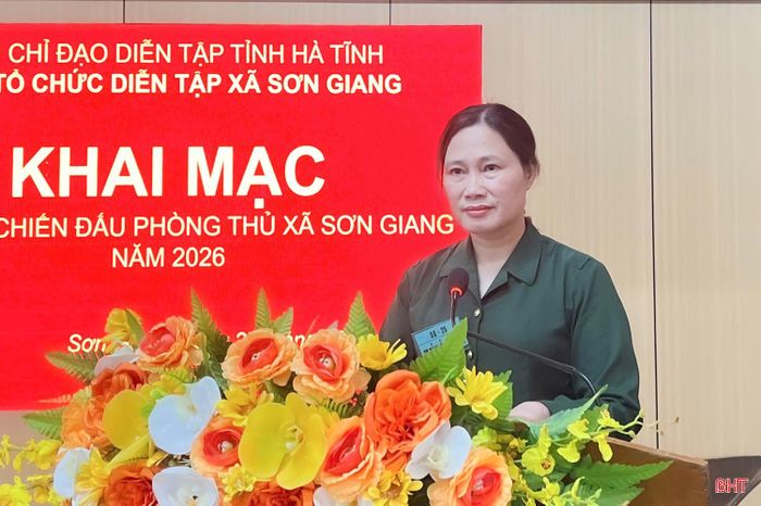 Đồng chí Hà Thị Huyền - Bí thư Đảng ủy, Chủ tịch HĐND, Trưởng ban Tổ chức diễn tập xã Sơn Giang phát biểu khai mạc.