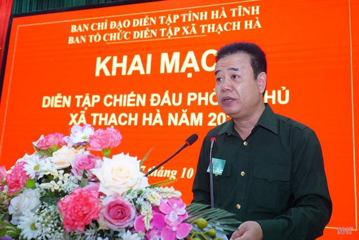 Đồng chí Nguyễn Việt Hùng - Bí thư Đảng ủy, Chủ tịch HĐND, Trưởng ban Tổ chức diễn tập xã Thạch Hà phát biểu khai mạc diễn tập.