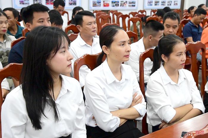 Cán bộ, nhân viên, người lao động Công ty CP quốc tế Lào – Việt được tuyên truyền các quy định của pháp luật lao động, chính sách hỗ trợ giải quyết việc làm.