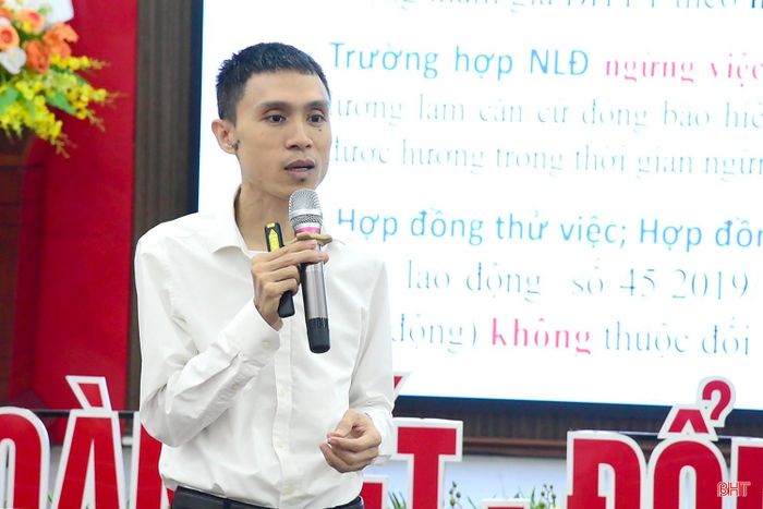 Cán bộ BHXH tỉnh Hà Tĩnh truyền đạt nội dung của Luật BHXH năm 2024; chính sách BHXH, BHTN và các chế độ liên quan đến quyền lợi và trách nhiệm của mình trong thực hiện chính sách.