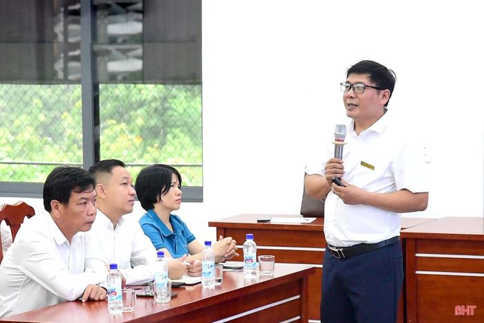 Cán bộ Trung tâm Dịch vụ việc làm Hà Tĩnh truyền đạt một số quy định mới về Luật Việc làm 2025.
