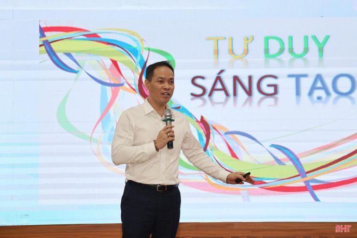Ông Trương Thanh Hùng - Giám đốc điều hành FiNNO Group, Phó Chủ tịch Hội đồng Cố vấn khởi nghiệp, đổi mới sáng tạo quốc gia trình bày các chuyên đề tại lớp tập huấn.