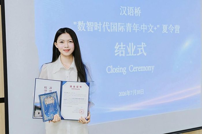 Bảo Ngân nhận học bổng trao đổi học tập dành cho sinh viên tại Đại học Tài chính và Kinh tế Thượng Hải, Trung Quốc. Ảnh: NVCC