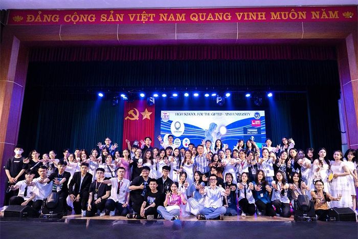 Bảo Ngân phát biểu với vai trò Chủ tịch CLB Tiếng Anh ECOK - English Club Of KC, gửi lời cảm ơn đến thầy cô và các thành viên đã đồng hành tổ chức thành công sự kiện tiếng Anh đầu tiên của câu lạc bộ vào năm 2023. Ảnh: NVCC