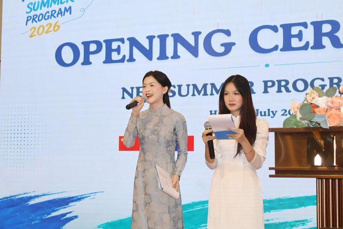 Bên cạnh việc học tập, Bảo Ngân tích cực tham gia các hoạt động ngoại khóa, đồng thời đảm nhận vai trò MC bằng tiếng Anh và tiếng Trung tại nhiều chương trình học thuật, giao lưu văn hóa. Ảnh: NVCC