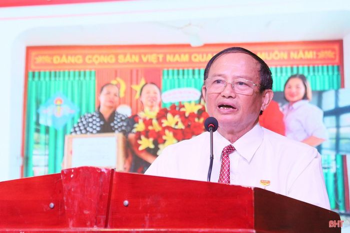 Nhà giáo Ưu tú Trần Hữu Doãn - Phó Chủ tịch Thường trực Hội Cựu giáo chức tỉnh báo cáo tổng kết hoạt động Hội Cựu giáo chức tỉnh nhiệm kỳ IV và phương hướng nhiệm kỳ V.
