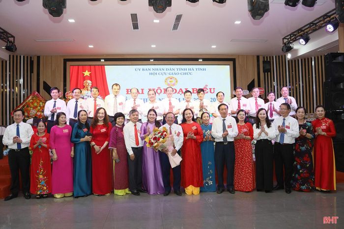 Ban Chấp hành Hội Cựu giáo chức tỉnh Hà Tĩnh khóa V, nhiệm kỳ 2026 - 2031 ra mắt nhận nhiệm vụ.