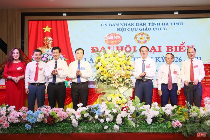 Đại diện Sở Giáo dục và Đào tạo tặng hoa chúc mừng đại hội.