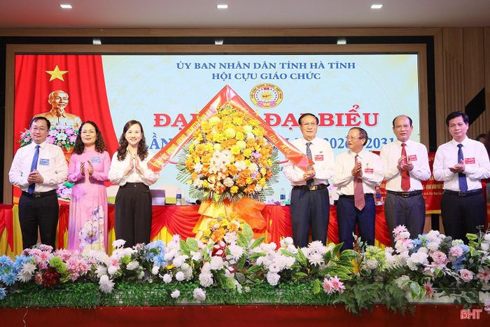 Đại diện Ban Tuyên giáo Tỉnh ủy, Ủy ban MTTQ tỉnh tặng hoa chúc mừng đại hội.