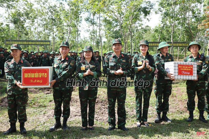 Các đồng chí lãnh đạo tỉnh tặng quà các lực lượng tham gia diễn tập.