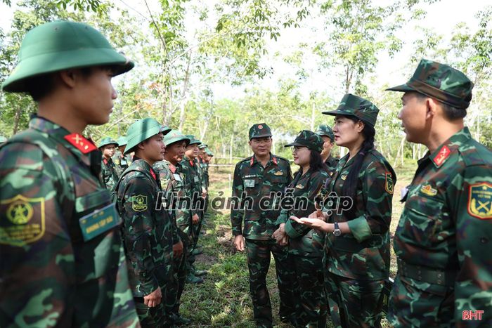 Các đồng chí lãnh đạo tỉnh động viên các lực lượng tham gia diễn tập thực hành tiếp nhận quân nhân dự bị qua trạm.