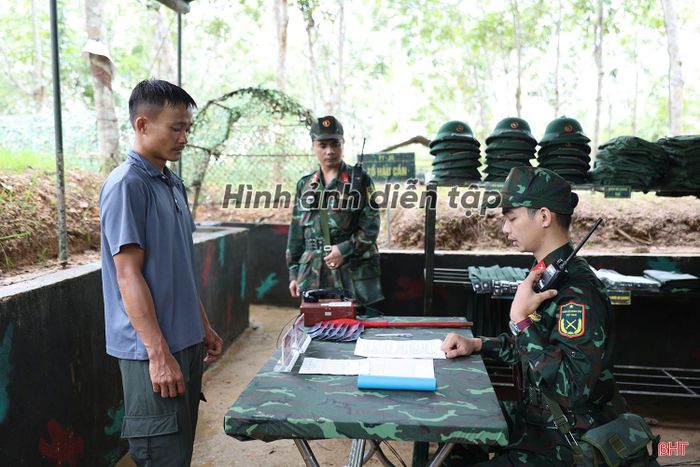 Quân nhân dự bị tiếp nhận quân trang.