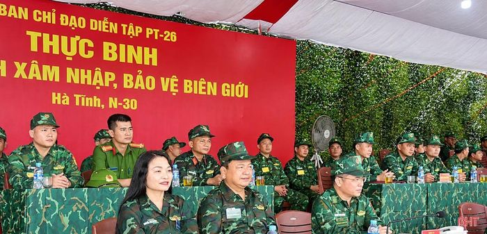 Đại biểu các cấp tham quan thực binh "Đánh địch xâm nhập, bảo vệ biên giới".