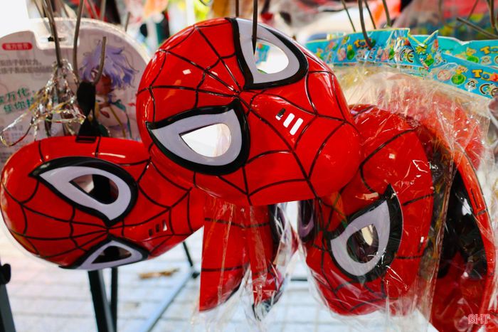 Các mặt hàng phục vụ Halloween được bày bán với nhiều kiểu dáng, mẫu mã.