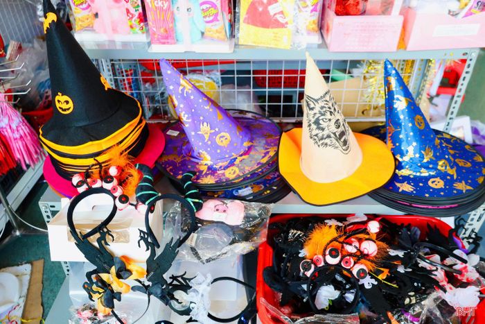 Lượng khách và doanh số đồ Halloween tại cửa hàng Lý Bí giảm khoảng 40% so với cùng kỳ năm trước.