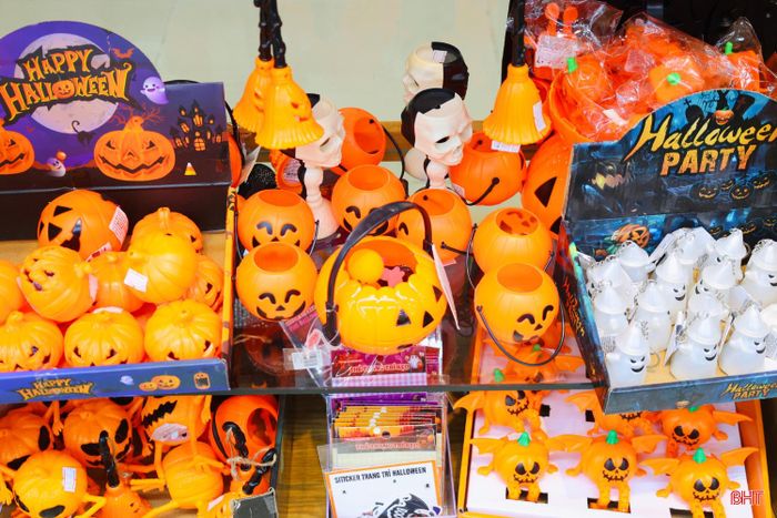 Những phụ kiện nhỏ gọn, có thể tiếp tục sử dụng sau Halloween đang trở thành lựa chọn của một số khách hàng.