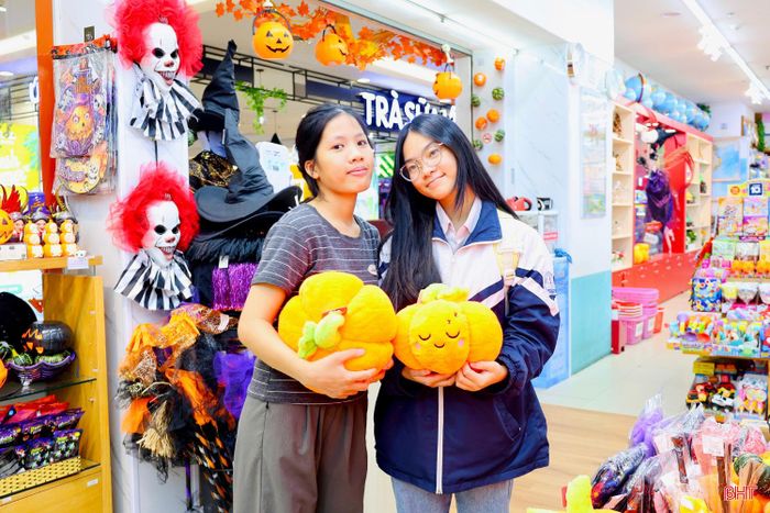Em Phan Hà Linh (bên trái, phường Thành Sen) chọn đồ trang trí hình bí với màu sắc bắt mắt, kiểu dáng dễ thương.