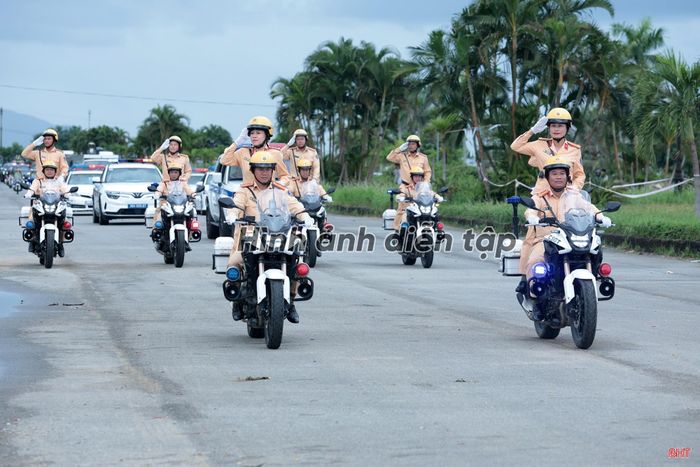  Lực lượng CSGT Công an tỉnh tổ chức diễu hành. 
