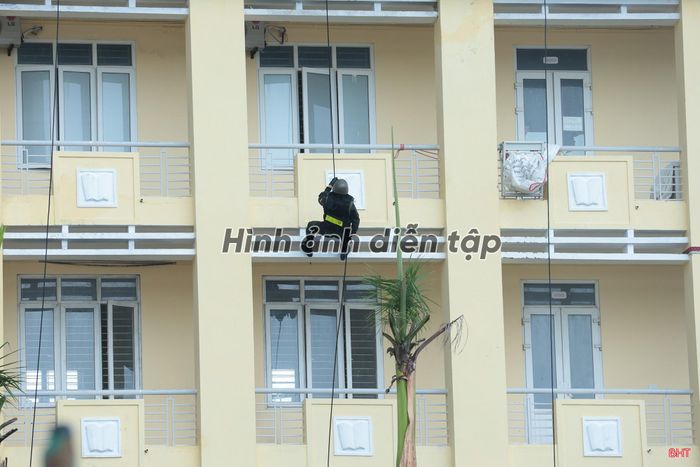 Các lực lượng diễn tập phương án giải cứu con tin.