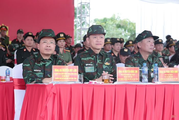 Các đồng chí: Nguyễn Duy Lâm - Ủy viên Trung ương Đảng, Bí thư Tỉnh ủy, Bí thư Đảng ủy Quân sự tỉnh, Trưởng ban Chỉ đạo diễn tập khu vực phòng thủ tỉnh; Nguyễn Hồng Lĩnh - Phó Bí thư Thường trực Tỉnh ủy, Chủ tịch HĐND tỉnh, Phó Trưởng ban Chỉ đạo diễn tập khu vực phòng thủ tỉnh; Phan Thiên Định - Phó Bí thư Tỉnh ủy, Chủ tịch UBND tỉnh, Phó Trưởng ban Chỉ đạo diễn tập khu vực phòng thủ tỉnh tham dự diễn tập thực binh xử lý tình huống A2.