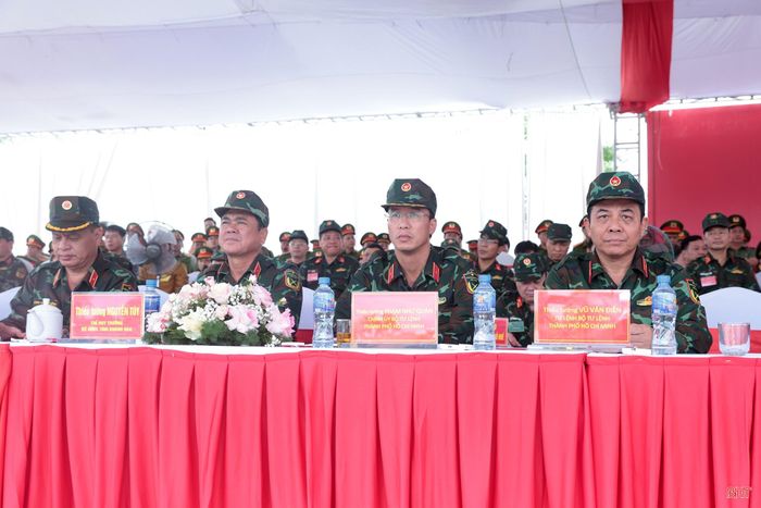 Thiếu tướng Vũ Văn Điền - Tư lệnh Bộ Tư lệnh TP Hồ Chí Minh cùng các đại biểu tham dự diễn tập.