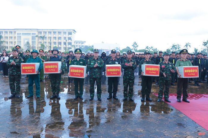 Thiếu tướng Ngô Nam Cường - Phó Tư lệnh, Phó Trưởng ban Chỉ đạo diễn tập PT-26 Quân khu 4 và các đại biểu tặng quà chúc mừng các đơn vị sau diễn tập.