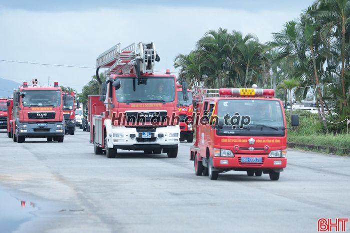 Các lực lượng CSCĐ, Cảnh sát PCCC&CNCH cùng các đơn vị tham gia diễu hành phương tiện tại diễn tập thực binh xử lý tình huống A2.