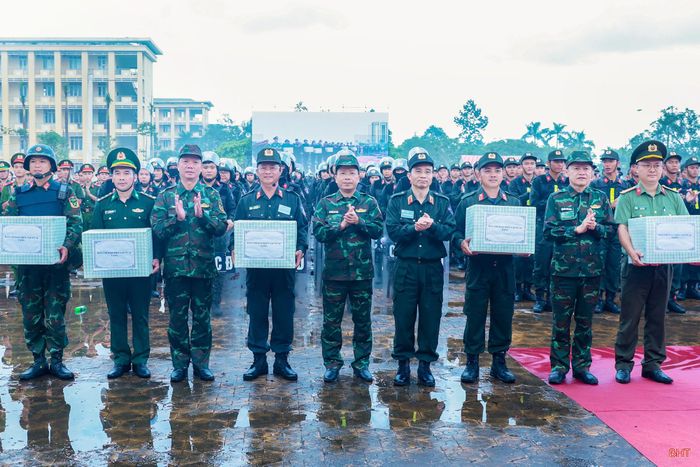 Các đồng chí: Nguyễn Duy Lâm - Ủy viên Trung ương Đảng, Bí thư Tỉnh ủy, Bí thư Đảng ủy Quân sự tỉnh, Trưởng ban Chỉ đạo diễn tập khu vực phòng thủ tỉnh; Nguyễn Hồng Lĩnh – Phó Bí thư Thường trực Tỉnh ủy, Chủ tịch HĐND tỉnh, Phó Trưởng ban Chỉ đạo diễn tập khu vực phòng thủ tỉnh; Phan Thiên Định – Phó Bí thư Tỉnh ủy, Chủ tịch UBND tỉnh, Phó Trưởng ban Chỉ đạo diễn tập khu vực phòng thủ tỉnh; Thiếu tướng Nguyễn Xuân Thao - Giám đốc Công an tỉnh Hà Tĩnh tặng quà chúc mừng các đơn vị sau diễn tập.
