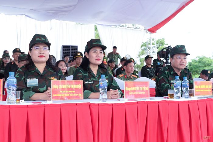 Các đồng chí lãnh đạo HĐND tỉnh, UBND tỉnh và đại biểu tham dự diễn tập.