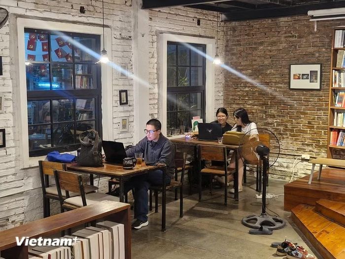 Sự phổ biến của các mô hình học tập trực tuyến, kinh tế tự do và phương thức làm việc linh hoạt khiến không gian làm việc của người trẻ không còn chỉ gói gọn ở giảng đường hay chốn công sở. (Ảnh: Minh Phương/Vietnam+)