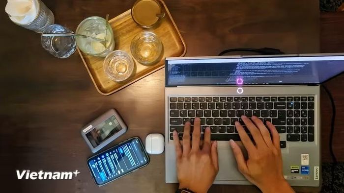 Quán càphê dường như đã trở thành một dạng văn phòng mở vận hành bền bỉ theo chu kỳ xuyên suốt ngày đêm. (Ảnh: Minh Phương/Vietnam+)
