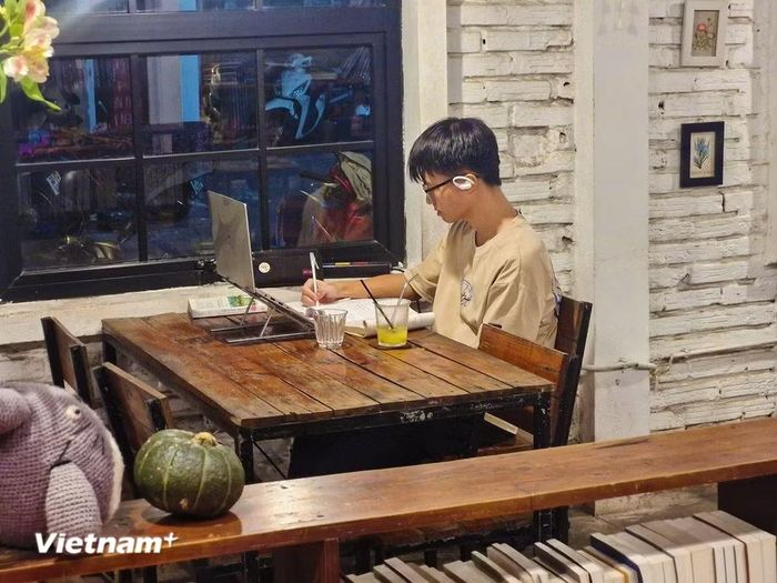 Đi cùng với trào lưu biến quán càphê thành văn phòng mở là bài toán về văn hóa ứng xử nơi công cộng. (Ảnh: Minh Phương/Vietnam+)