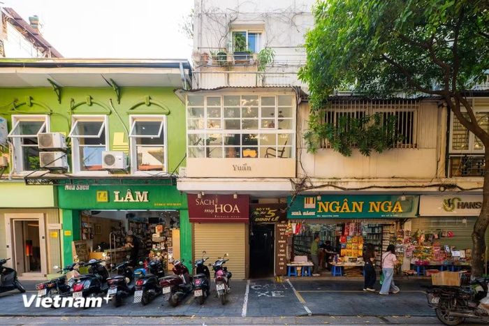 Phố Đinh Lễ vì thế còn là điểm gặp gỡ của những người có chung niềm yêu thích với sách. Những hiệu sách như Lâm, Mão, mụ Hoa,... nối tiếp nhau, những chồng sách được xếp sát trên kệ, tiếng trò chuyện của người mua và người bán đã tạo nên một nhịp sống riêng giữa khu vực trung tâm Hà Nội. (Ảnh: Minh Sơn/Vietnam+)