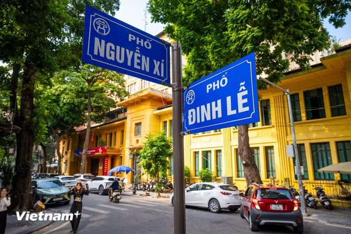 Trong ký ức của nhiều người, một buổi cuối tuần ở Đinh Lễ có thể bắt đầu bằng việc ghé qua vài hiệu sách, dừng lại trước một cuốn sách bìa đã cũ, rồi kết thúc sau hàng giờ đồng hồ mà vẫn chưa muốn rời đi. (Ảnh: Minh Sơn/Vietnam+)
