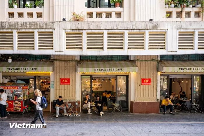 Ngày nay đi qua Đinh Lễ, nhiều người không khỏi bùi ngùi khi con phố này dần thưa vắng những hiệu sách quen thuộc. Thay vào đó là những hàng càphê, nước giải khát. (Ảnh: Minh Sơn/Vietnam+)