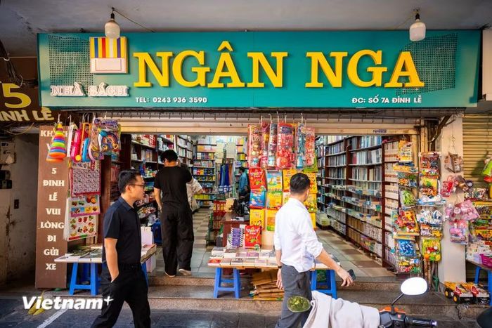 Những gian hàng từng đông đúc không còn xuất hiện san sát như xưa. Những người yêu sách vẫn ghé thăm nhưng nhịp mua bán dường như trầm lắng hơn. Giữa dòng người và phương tiện qua lại, những cửa hàng sách còn duy trì hoạt động trở nên thưa thớt, lặng lẽ hơn. (Ảnh: Minh Sơn/Vietnam+)