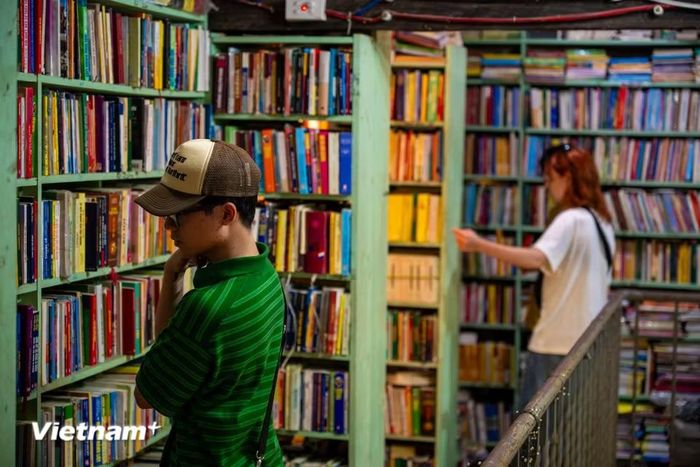 Có những người tìm đến để mua sách. Có người cần tài liệu phục vụ học tập, nghiên cứu. Cũng có người chỉ muốn tìm lại một tác phẩm từng đọc từ nhiều năm trước. (Ảnh: Minh Sơn/Vietnam+)