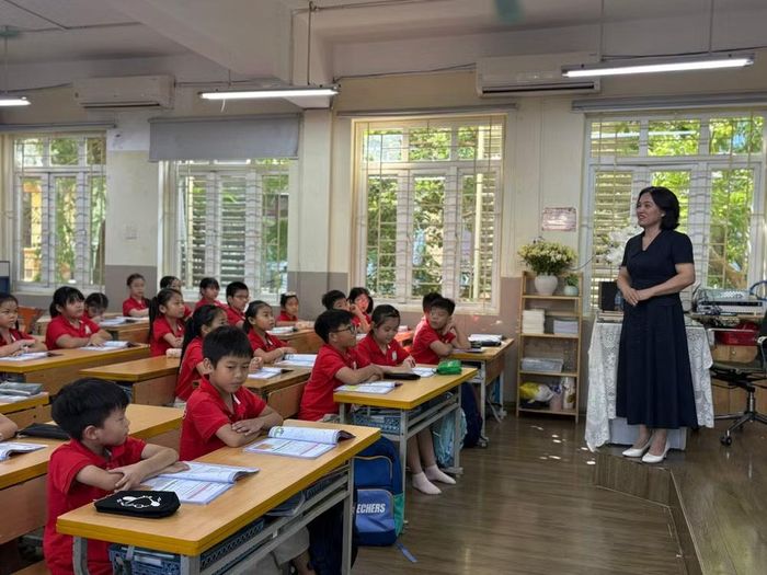 Giờ học của cô và trò Trường Trường Tiểu học Cầu Giấy B. (Ảnh: Phạm Mai/Vietnam+)
