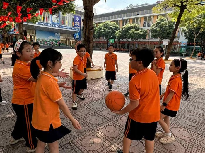Học sinh Trường Tiểu học Cầu Giấy B trong giờ học giáo dục thể chất. (Ảnh: Phạm Mai/Vietnam+)