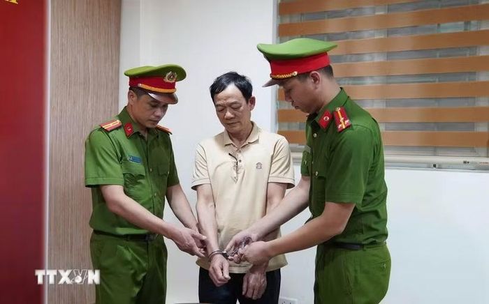 Cơ quan Cảnh sát điều tra Công an tỉnh Phú Thọ thi hành quyết định khởi tố bị can và lệnh bắt bị can để tạm giam đối với Quách Chí Lâm. (Ảnh: TTXVN phát)