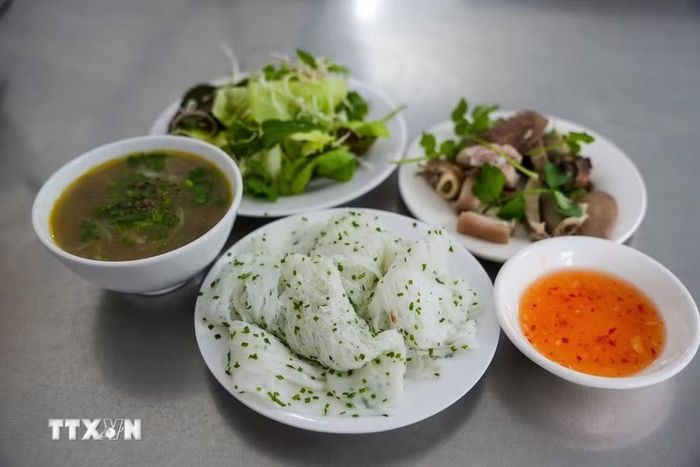 Bánh hỏi ăn lòng heo có đủ tim, gan, cật… kèm rau thơm với nước mắm cốt me. (Ảnh: Khánh Hòa/TTXVN)