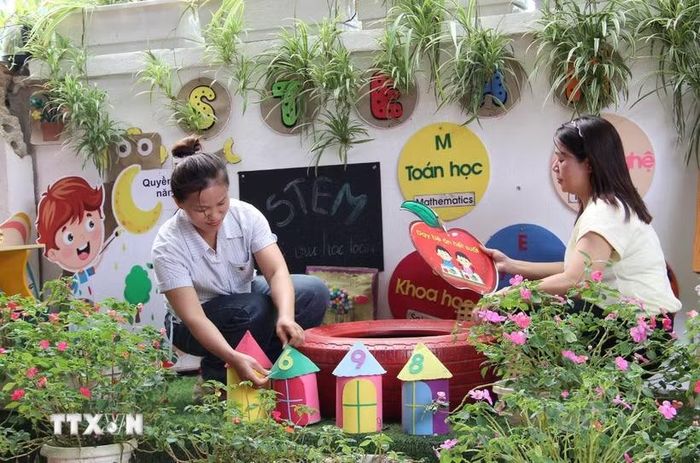 Giáo viên Trường Mầm non Thanh Lòa, xã Cao Lộc, chuẩn bị góc vui chơi cho học sinh. (Ảnh: TTXVN phát)