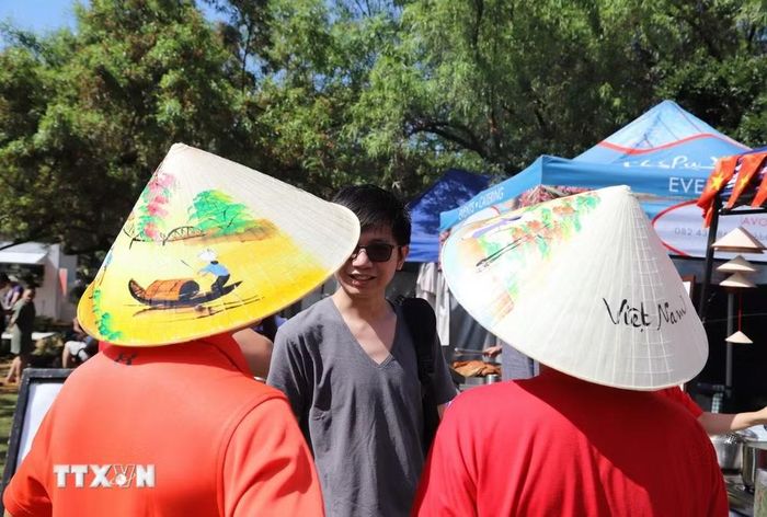 Khách quốc tế rất quan tâm và yêu thích nón lá Việt Nam. (Ảnh: Hồng Minh/TTXVN)
