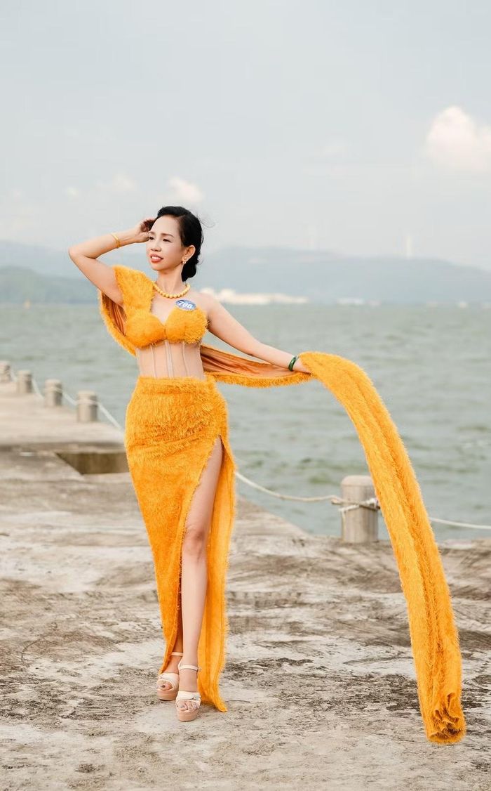 Các thí sinh trình diễn show thời trang bên biển. (Ảnh: BTC)