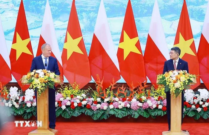 Thủ tướng Lê Minh Hưng và Thủ tướng Cộng hòa Ba Lan Donald Tusk tuyên bố nâng cấp quan hệ Việt Nam-Ba Lan lên Đối tác Chiến lược. (Ảnh: Dương Giang/TTXVN)