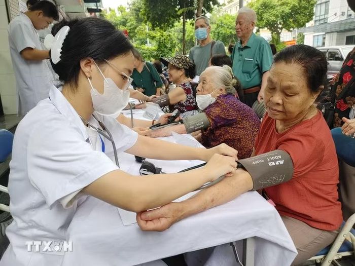 Khám sức khỏe cho người cao tuổi ở Hà Nội. (Ảnh: Nguyễn Cúc/TTXVN)