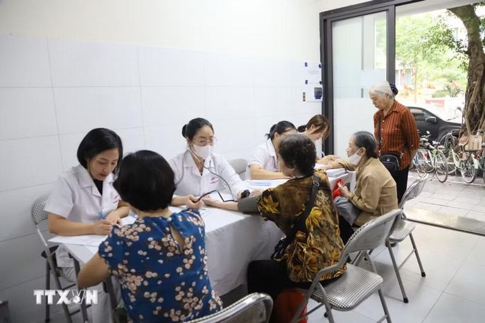 Thăm khám, chăm sóc sức khỏe cho người cao tuổi. (Ảnh: Nguyễn Cúc/TTXVN)